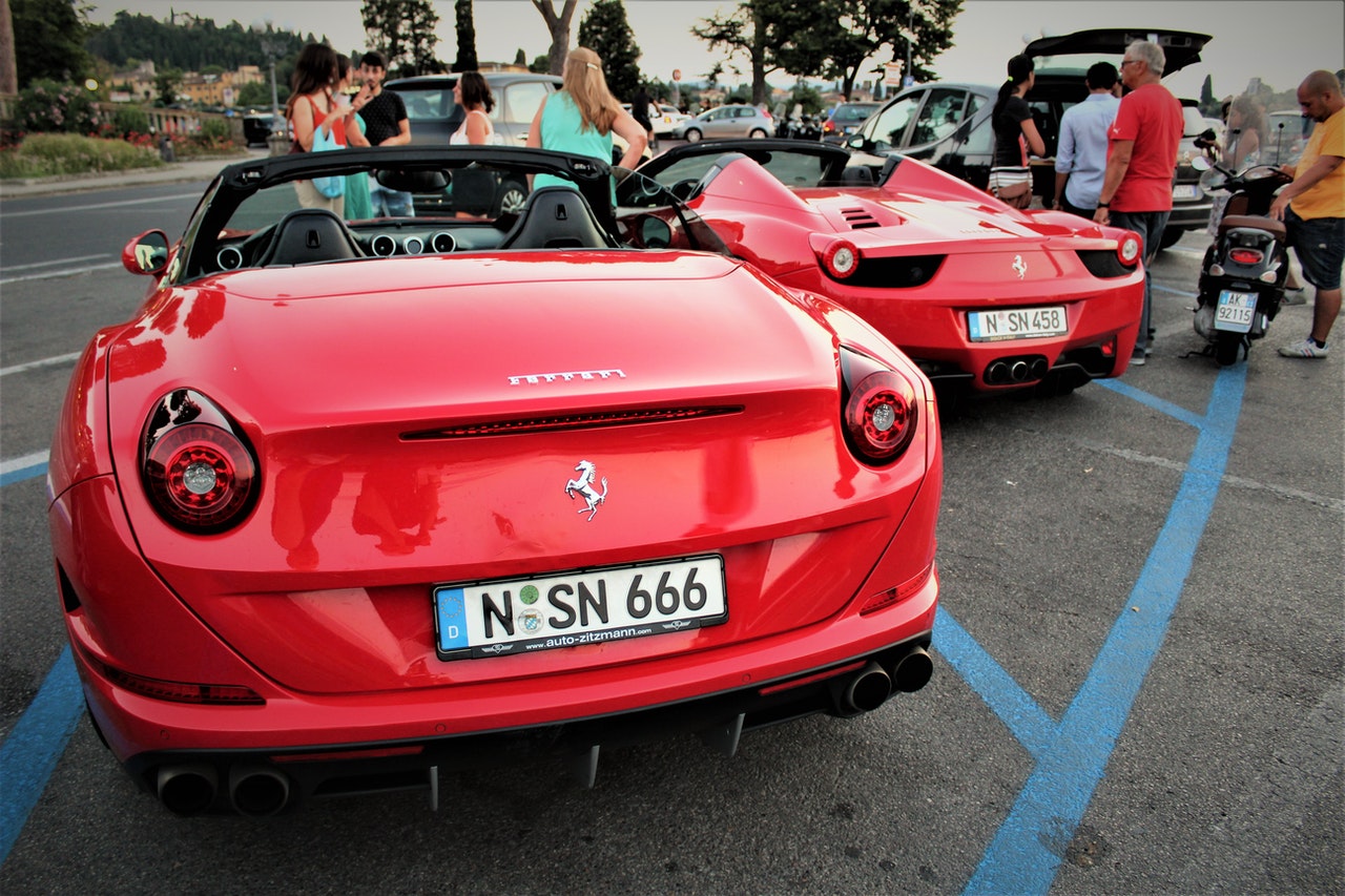 Automobli Ferrari parcheggiate in una località turistica in Italia